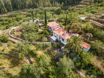 El Refugio von oben, umgeben von Obstbäumen