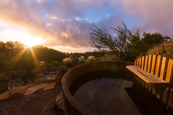 Hot Tub im Freien bei Sonnenuntergang