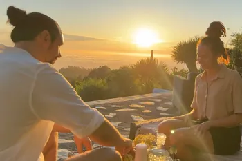 Massage auf der Terrasse im Abendlicht